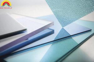 tấm polycarbonate và kính cường lực