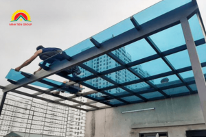 mái che sân thượng bằng nhựa polycarbonate