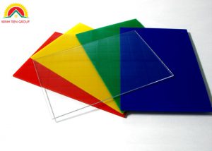 Tấm nhựa mica trong suốt với độ bền cao và khả năng chống chịu tốt.