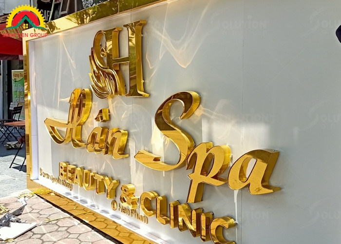 Biển quảng cáo được làm từ nhựa mica với độ trong suốt cao và màu sắc đa dạng